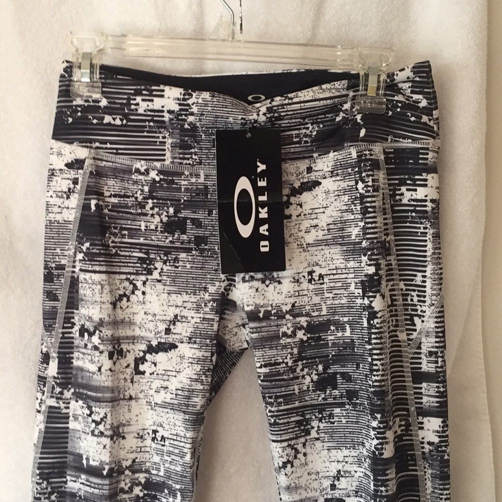 NWT Oakley printed Yoga pants